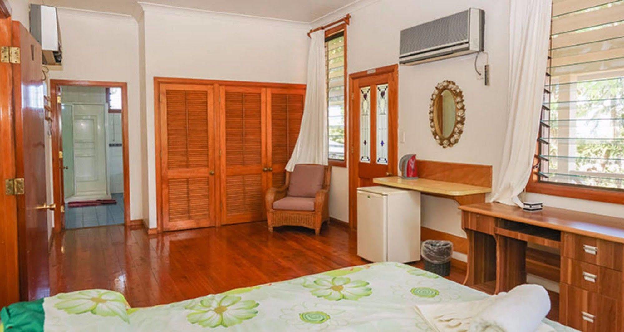 Lynn'S Getaway Hotel Апиа Екстериор снимка
